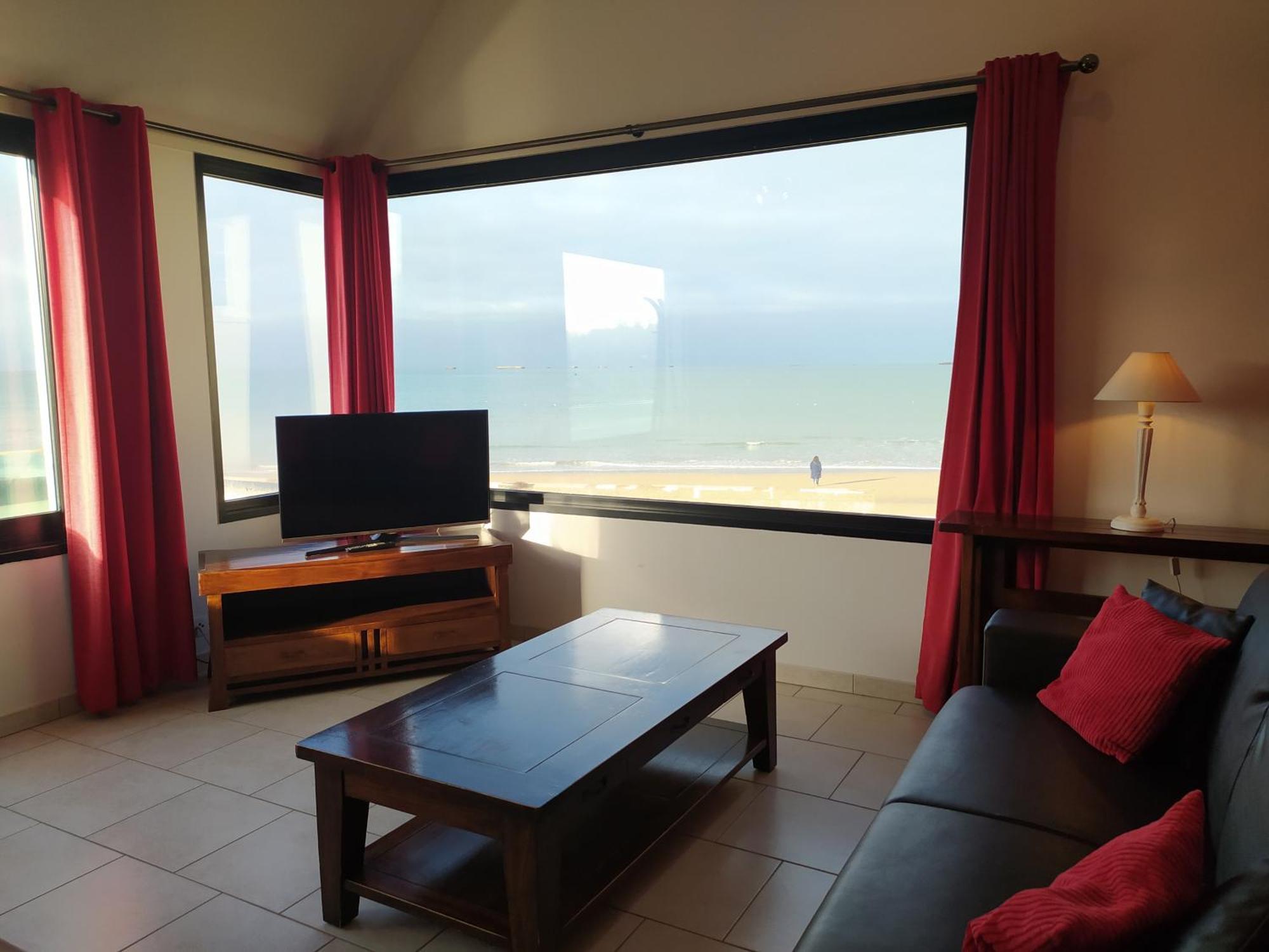 Gites Arromanches: Beachfront Retreat near Bayeux Asnelles Exterior photo