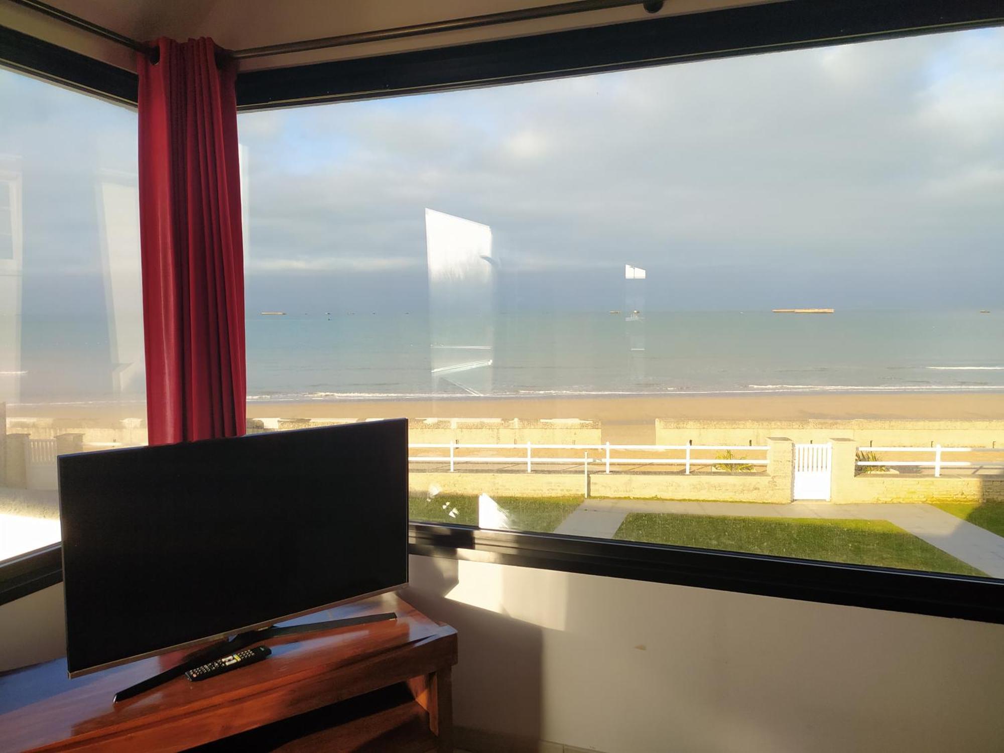 Gites Arromanches: Beachfront Retreat near Bayeux Asnelles Exterior photo