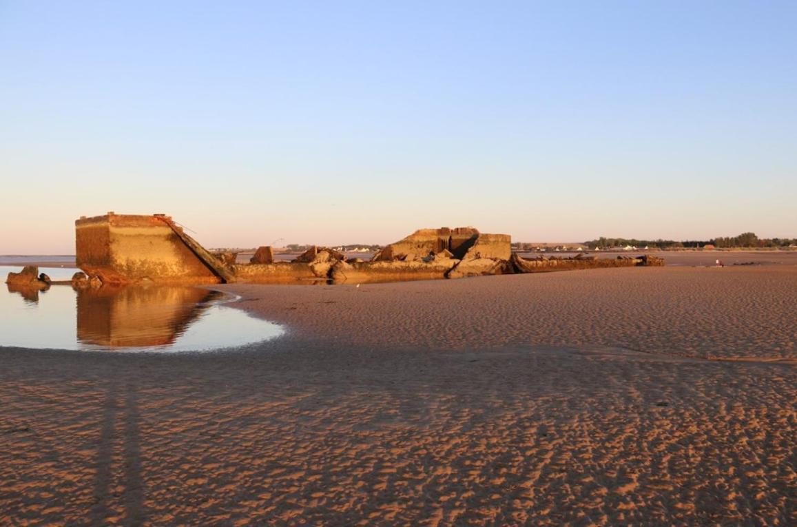 Gites Arromanches: Beachfront Retreat near Bayeux Asnelles Exterior photo