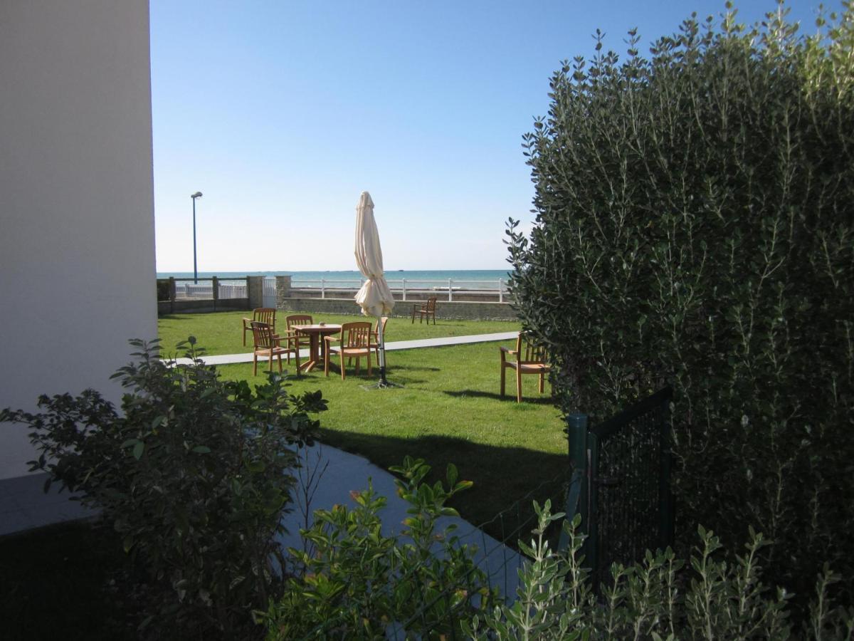 Gites Arromanches: Beachfront Retreat near Bayeux Asnelles Exterior photo